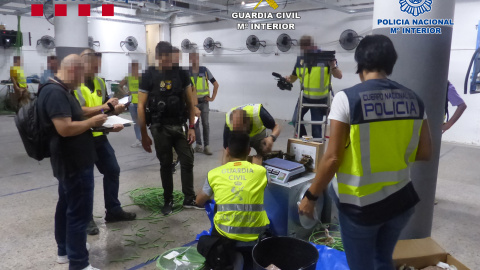 Agentes de los Mossos d'Esquadra, de la Policía Nacional y de la Guardia Civil, durante su intervención en las instalaciones de la empresa J&J Devices.