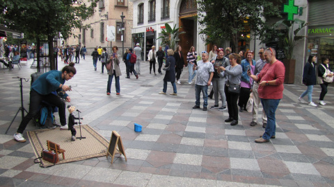 Mario González, con sus marionetas, en una calle del centro de Madrid. M.T.