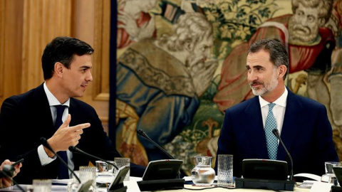 El Rey Felipe VI conversa con el presidente del Gobierno, Pedro Sánchez. - EFE