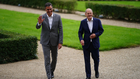 El presidente del Gobierno, Pedro Sánchez, junto al canciller alemán Olaf Scholz, este martes en Meseberg (Alemania).