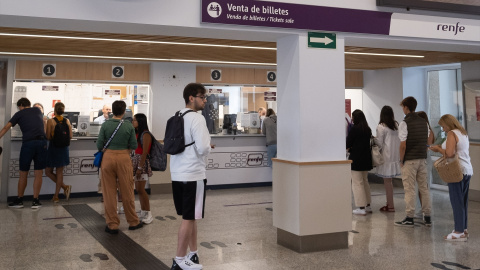 Varias personas hacen cola para adquirir un abono gratuito en la estación de trenes, a 24 de agosto de 2022, en Santiago de Compostela, A Coruña, Galicia, (España).