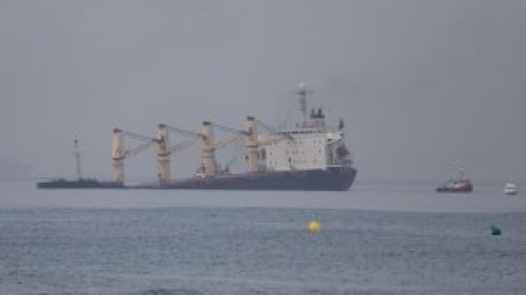 Se rompe el casco de un barco tras una colisión en Gibraltar y detectan una fuga de aceite lubricante "contenida"