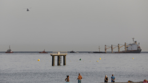 31/8/22 El buque semihundido  desde la  playa de Algeciras (Cádiz), a 31 de agosto de 2022.