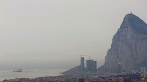 Vista del Peñón de Gibraltar y, al fondo, el buque granelero OS 35, medio hundido frente a la colonia británica, en una fotografía tomada desde La Línea de la Concepción. REUTERS/Jon Nazca