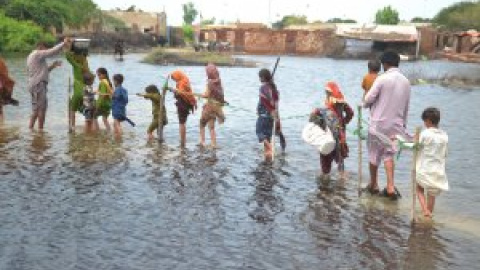 Pakistán solicita ayuda internacional para hacer frente a las inundaciones que han dejado más de mil muertos