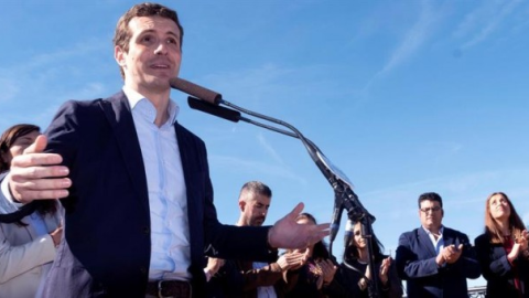 El presidente del PP, Pablo Casado, durante su intervención en un acto celebrado hoy con militantes en el Paseo de la Ría de Huelva. EFE/Julián Pérez