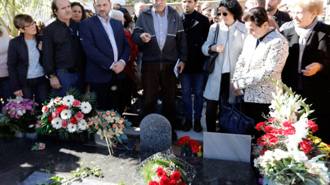 El ministro de Fomento y secretario de Organización del PSOE, Jose Luis Ábalos (3º i) durante la vista que ha realizado a las fosas comunes de la guerra civil en el cementerio de Paterna (Valencia). EFE/ Juan Carlos Cárdenas