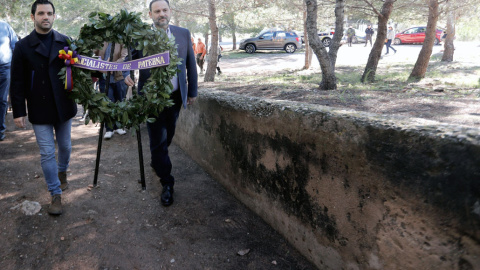 El ministro de Fomento, Jose Luis Ábalos (d) junto al alcale de Paterna, Juan Antonio Sagredo, durante la vista que ha realizado al "paredón de España", lugar en el que fueron fusilados miles de represaliados, junto al cementerio de Paterna. (Valencia)