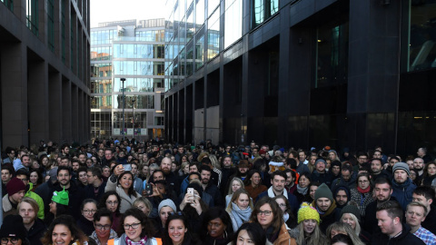 Trabajadores de Google en Dublín protestan a las afueras de su oficina. REUTERS/Clodagh Kilcoyne