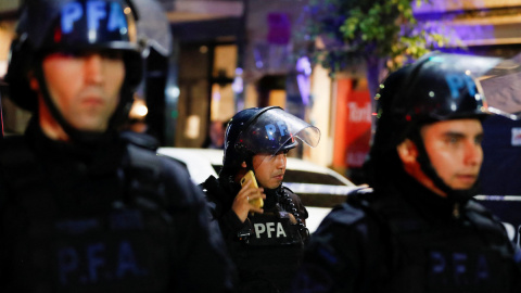 Agentes de la Policía hacen guardia frente a la casa de la vicepresidenta de Argentina, Cristina Fernández de Kirchner, a 1 de septiembre de 2022.