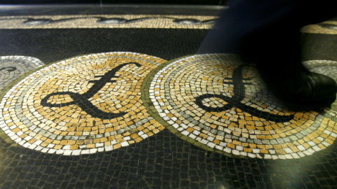 El símbolo de la libra en unos mosaicos en la acera frente a la sede del Banco de Inglaterra, en la City londinense. REUTERS/Luke MacGregor