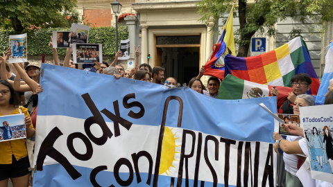 Manifestantes frente a la Embajada de Argentina en España para mostrar su solidaridad con la vicepresidenta, Cristina Fernández de Kirchner, en Madrid, a 2 de septiembre de 2022.