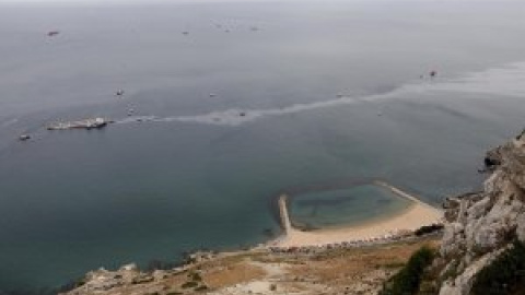 El alcalde de La Línea alerta de que el vertido del buque varado en Gibraltar ha llegado a las playas del municipio