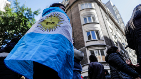 Simpatizantes se reúnen frente a policías que custodian el acceso a la residencia de la vicepresidenta argentina, Cristina Fernández, a 2 de septiembre de 2022, en Buenos Aires.