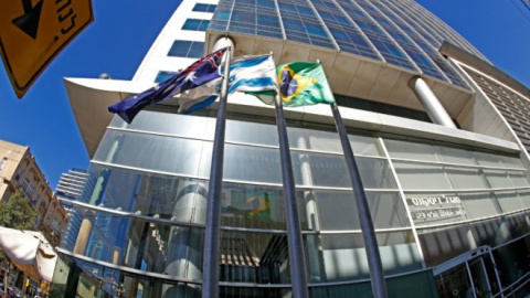 Las banderas de Israel y Brasil ondean la embajada brasileña en Tel Aviv - AFP/ Jack Guez