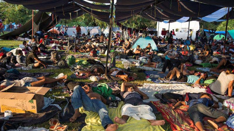 Integrantes de la caravana de migrantes centroamericanos descansan en el municipio de Matías Romero, estado de Oaxaca (México). (LUIS VILLALOBOS | EFE)