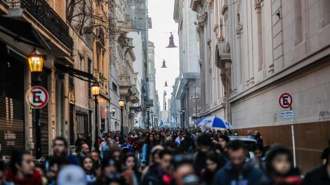 02/09/2022-Miles de personas se manifiestan hoy en apoyo a la vicepresidenta argentina Cristina Fernández de Kirchner tras el atentado en su contra, cerca a la Plaza de Mayo en Buenos Aires (Argentina)