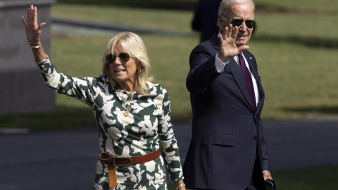 02/09/2022-El presidente estadounidense Joe Biden (derecha) y la primera dama Jill Biden (izquierda) caminan por el jardín sur para salir de la Casa Blanca en el Marine One, en Washington, DC, Estados Unidos, el 2 de septiembre de 2022. El presidente Bid