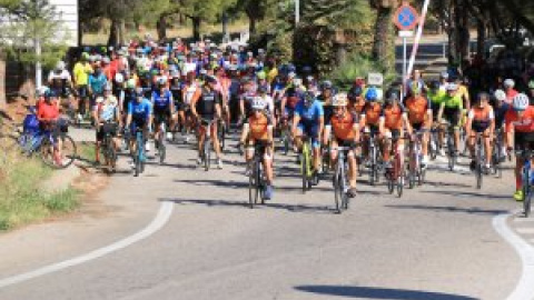 Centenars de persones homenatgen els ciclistes atropellats a Castellbisbal: "Estem cansats de tantes morts"