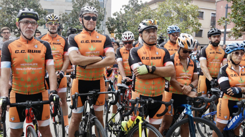 Membres del Club Ciclista Rubí durant el minut de silenci en record als companys morts en l’atropellament de Castellbisbal.