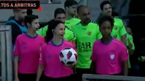 Ainara Acevedo, Ylenia Sánchez y Matilde Estéves, antes de comenzar el partido.