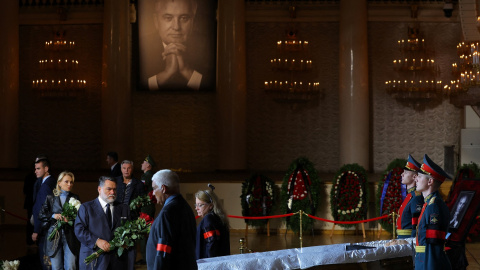 03/09/2022-Los visitantes asisten a un servicio conmemorativo de Mijaíl Gorbachov, el último líder de la Unión Soviética, en la Sala de Columnas de la Casa de los Sindicatos en Moscú, Rusia, el 3 de septiembre de 2022.