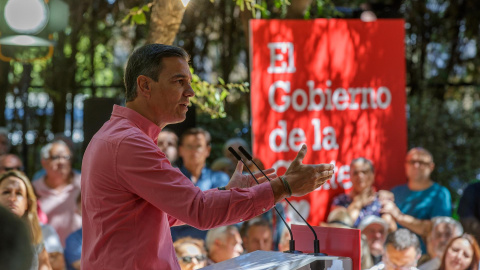 03/09/2022-El secretario general del PSOE y presidente del Gobierno, Pedro Sánchez, se dirige a los vecinos del sevillano barrio de Pino Montano en el primer acto de la campaña El Gobierno de la Gente, que se celebra en Sevilla en la capital andaluz