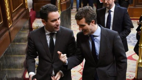 El presidente del PP, Pablo Casado, conversa con el secretario general de la formación, Teodoro García Egea. - EFE