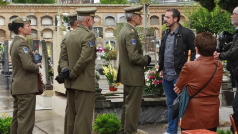 El secretario general del PCPV-PCE y concejal de EUPV, Javier Parra conversa ante el coronel al frente del piquete de honores a los Caídos junto a un jardín tricolor de represaliados republicanos. Foto AIP-Agencia