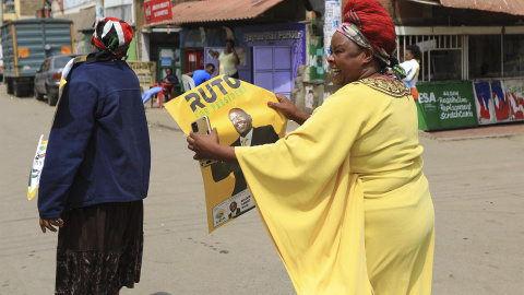 05/09/2022-Partidarios de la Coalición Kwanza de Kenia celebran el fallo del Tribunal Supremo, en el área 4 de Mathare, en Nairobi, Kenia, el 5 de septiembre de 2022.