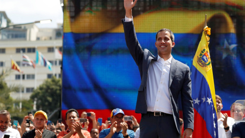 El autoproclamado presidente interino de Venezuela, Juan Guaidó, durante su discurso ante los manifestantes opositores.- REUTERS