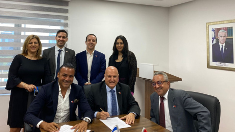 David Govrin firma el contrato para la construcción de la sede de la embajada permanente de Israel en Marruecos, rodeado de los ingenieros y el equipo de la constructora marroquí.