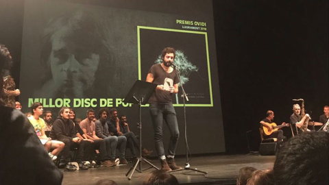 El compositor y cantante valenciano Yeray Calvo recoge el premio a Mejor Disco Pop por Quart Minvant. PÚBLICO