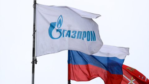 Las banderas de Gazprom y Rusia en su sede de San Petersburgo. Imagen de Archivo.