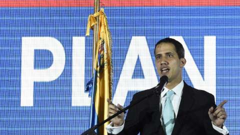 El líder de la oposición y autoproclamado "presidente interino" Juan Guaidó presenta el plan de su gobierno en el auditorio de la Universidad Central de Venezuela (UCV) en Caracas el 31 de enero de 2019 | AFP