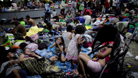 Algunos de los miles de migrantes hondureños descansando en la ciudad mexicana de Tapachula - REUTERS/Ueslei Marcelino