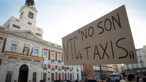 Un momento de la concentración de taxistas madrileños en la Puerta del Sol de Madrid./EFE