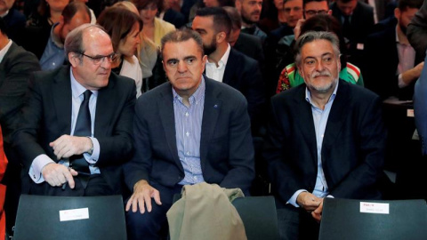 El candidato socialista a la presidencia de la Comunidad de Madrid, Ángel Gabilondo (i); conversa con el candidato del PSOE al Ayuntamiento de Madrid, Pepu Hernández (d); y el secretario general del PSM, José Manuel Franco (c), durante la presentación