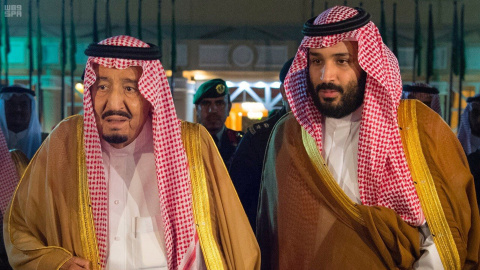 El rey Salman junto a su hijo y heredero, Mohamed bin Salman. REUTERS