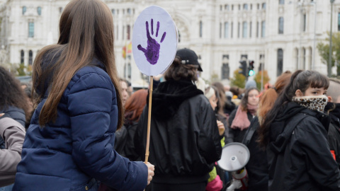 Una niña observa de la concentración feminista en el centro de Madrid - Arancha Ríos