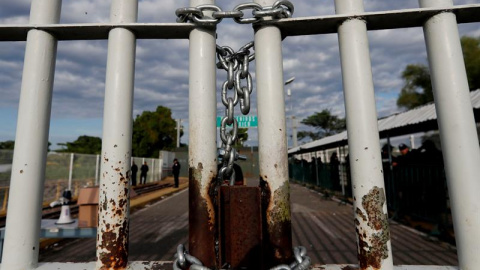 La puerta de ingreso a la frontera con México se mantiene con candado. EFE/ESTEBAN BIBA