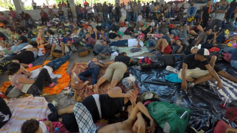 Migrantes hondureños toman un descanso en el jardín Hidalgo de Tapachula tras haber caminado por 8 horas desde Ciudad Hidalgo, en el estado de Chiapas (México), y tras haber derribado la valla de acero de la línea fronteriza entre Guatemala y México.