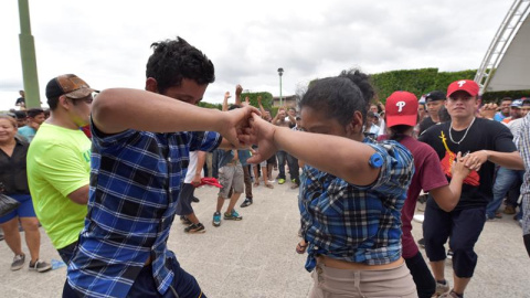 Migrantes hondureños bailan tras haber logrado instalarse en Ciudad Cuauhtémoc. EFE/Rodrigo Pardo