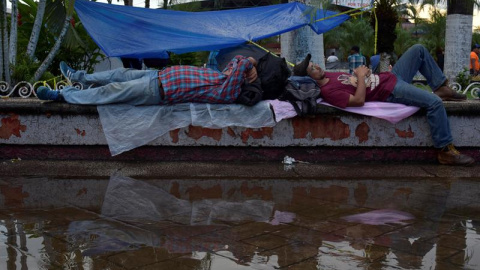 Migrantes hondureños toman un descanso en el jardín Hidalgo de Tapachula (México).  EFE/Rodrigo Pardo