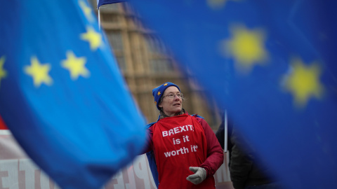 Protestas contra el brexit a las afueras del Parlamento británico. REUTERS/Simon Dawson