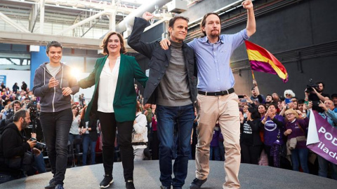 Lucía Martín, Ada Colau, Jaume Asens i Pablo Iglesias al míting de l'Hospitalet. EFE / ALEJANDRO GARCÍA