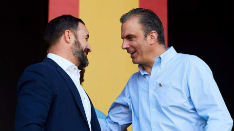 El líder de Vox Santiago Abascal (izquierda) y el secretario general de Vox Javier Ortega Smith, durante un reciente acto en Barcelona. (ALEJANDRO GARCÍA | EFE)