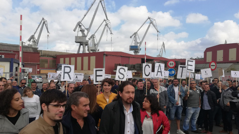 El líder de Podemos, Pablo Iglesias, y otros dirigentes del partido participan en una concentración de trabajadores de La Naval de Sestao. D.A.