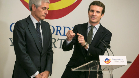 El presidente del Partido Popular, Pablo Casado, junto al presidente de la Fundación Concordia y Libertad, Adolfo Suárez Illana. EFE/ Santi Donaire