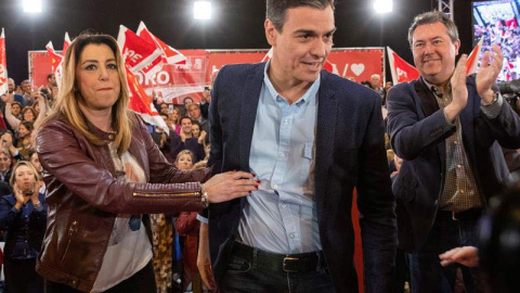 El presidente del Gobierno y secretario general del PSOE, Pedro Sánchez, haciendo. (EFE)